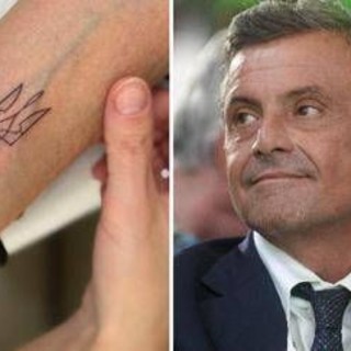 Calenda e il tatuaggio per l'Ucraina, la foto su X Calenda e il tatuaggio per l'Ucraina, la foto su X