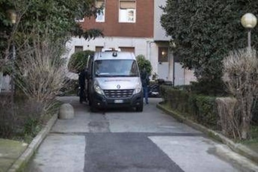 Donna trovata morta in cortile a Milano, non è ancora stata identificata Donna trovata morta in cortile a Milano, non è ancora stata identificata