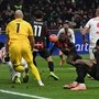 Fofana prova a colpire di testa, ma scivola: l'errore (comico) in Milan-Genoa Fofana prova a colpire di testa, ma scivola: l'errore (comico) in Milan-Genoa