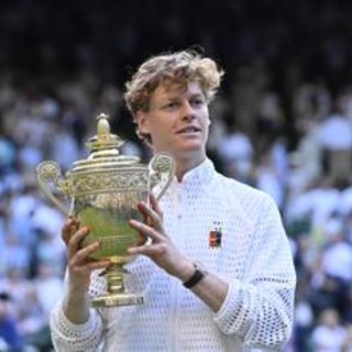 Wimbledon, Sinner show a cena dei vincitori: "Sono brillo, ho fallito esame della patente" Wimbledon, Sinner show a cena dei vincitori: "Sono brillo, ho fallito esame della patente"