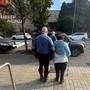 A 74 anni si innamora online di cantante rock ma è una truffa: bloccata mentre stava per fargli un bonifico di 8.500 euro