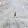 Tempesta di neve a New York, record storico dal 1963: oltre 40 milioni di persone in allerta