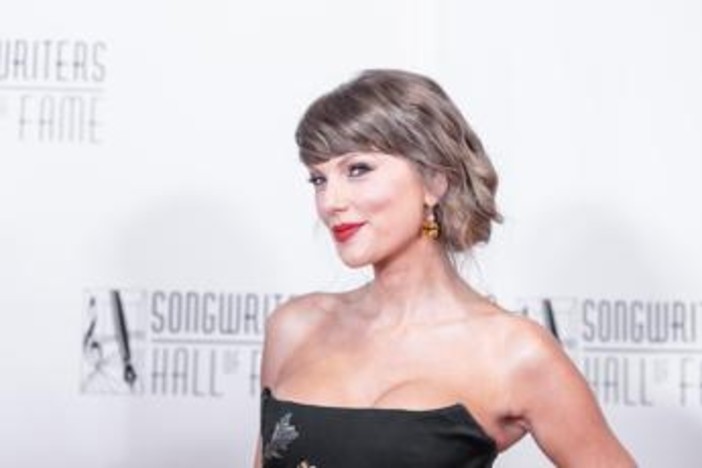 Taylor Swift entra nella Songwriters Hall of Fame, è l'artista più giovane di sempre