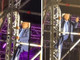 Al Bano versione Spiderman, a 82 anni si arrampica sul palco - Il video