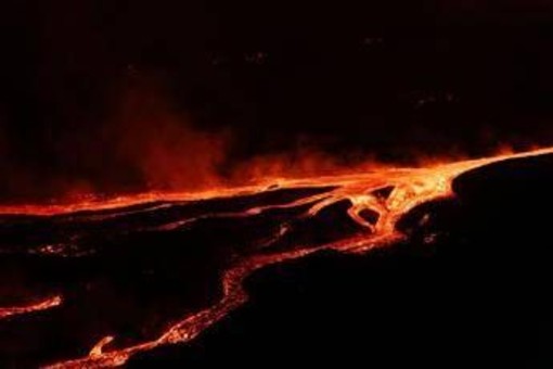 Eruzione Etna, sospesi fino alle 18 i voli all'aeroporto di Catania