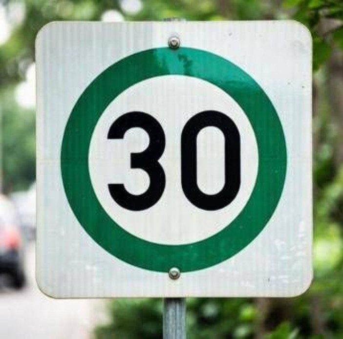 Segnali stradali verdi, il 'mistero' dei cartelli in Europa