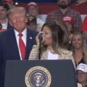 Donald Trump senza freni in Michigan, sul palco del comizio con lui Nicki Minaj: "Ha un lato B spettacolare"