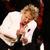 Rod Stewart, malore nel concerto e maschera per l'ossigeno sul palco