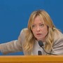 Meloni, domanda sulle tasse: "Quando pensate di farlo?". E lei risponde 'furiosa' Meloni, domanda sulle tasse: "Quando pensate di farlo?". E lei risponde 'furiosa'