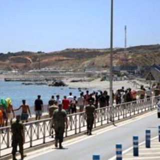 Ceuta, ancora 2500 migranti in città. Marocco: "Avevamo avvertito Spagna". Madrid: "Falso" Ceuta, ancora 2500 migranti in città. Marocco: "Avevamo avvertito Spagna". Madrid: "Falso"
