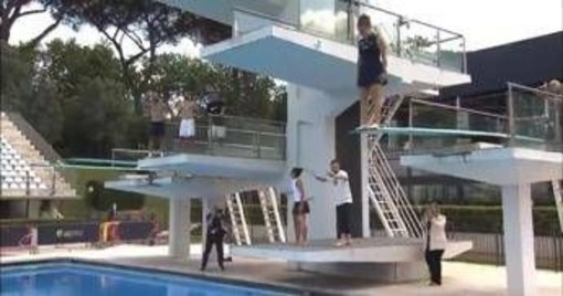 Paolini, festa in piscina: Jasmine si tuffa con Errani dopo il trionfo - Video