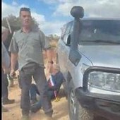 Cisgiordania, coloni israeliani attaccano convoglio di diplomatici europei