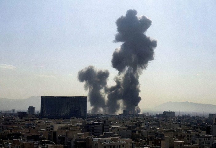 Nuovi raid su Teheran, missile iraniano colpisce Israele Nuovi raid su Teheran, missile iraniano colpisce Israele
