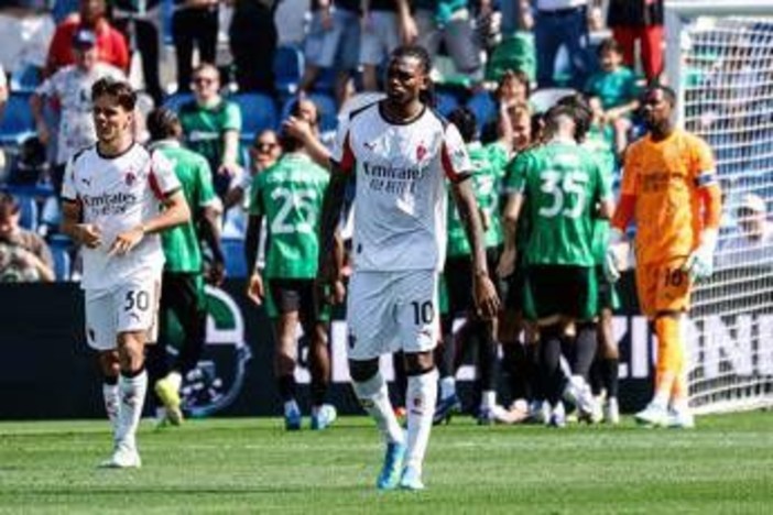Milan, tifosi in rivolta dopo sconfitta con Sassuolo: "Imbarazzanti"
