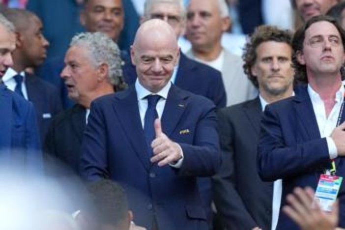 Mondiali, Infantino e il torello con le leggende del Brasile Mondiali, Infantino e il torello con le leggende del Brasile