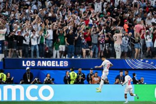 Mondiali, Iran segna e Mohebi fa segno della pistola ai tifosi: polemiche a Los Angeles Mondiali, Iran segna e Mohebi fa segno della pistola ai tifosi: polemiche a Los Angeles