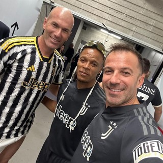 Tre calciatori che fanno un selfie